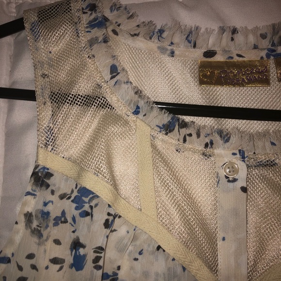 Sleeveless Blouse - Picture 2 of 3